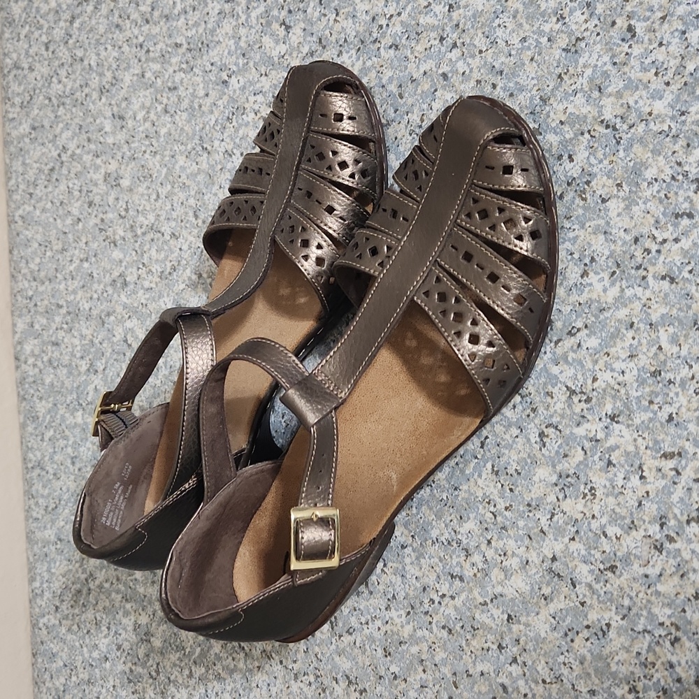 Clarks | Gold Shoes size 7.5 M